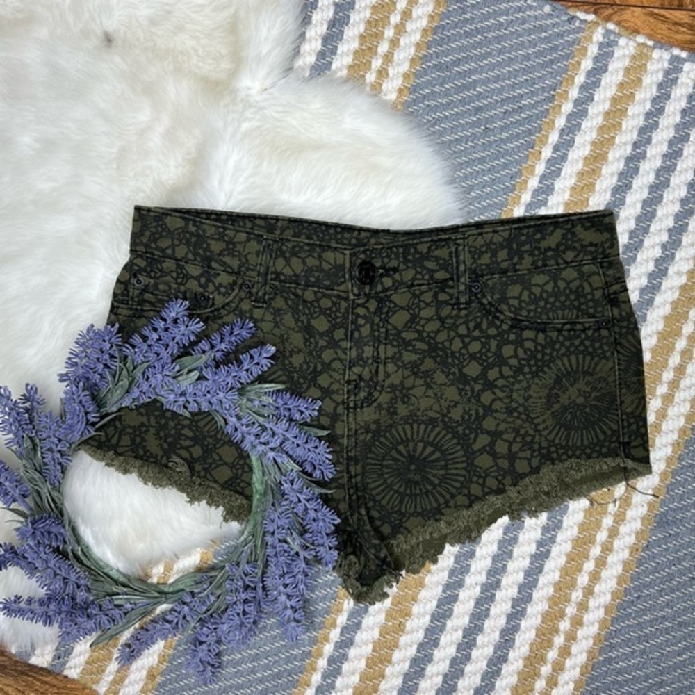 UO BDG low rise MIA low & loose raw hem denim shorts A8-23